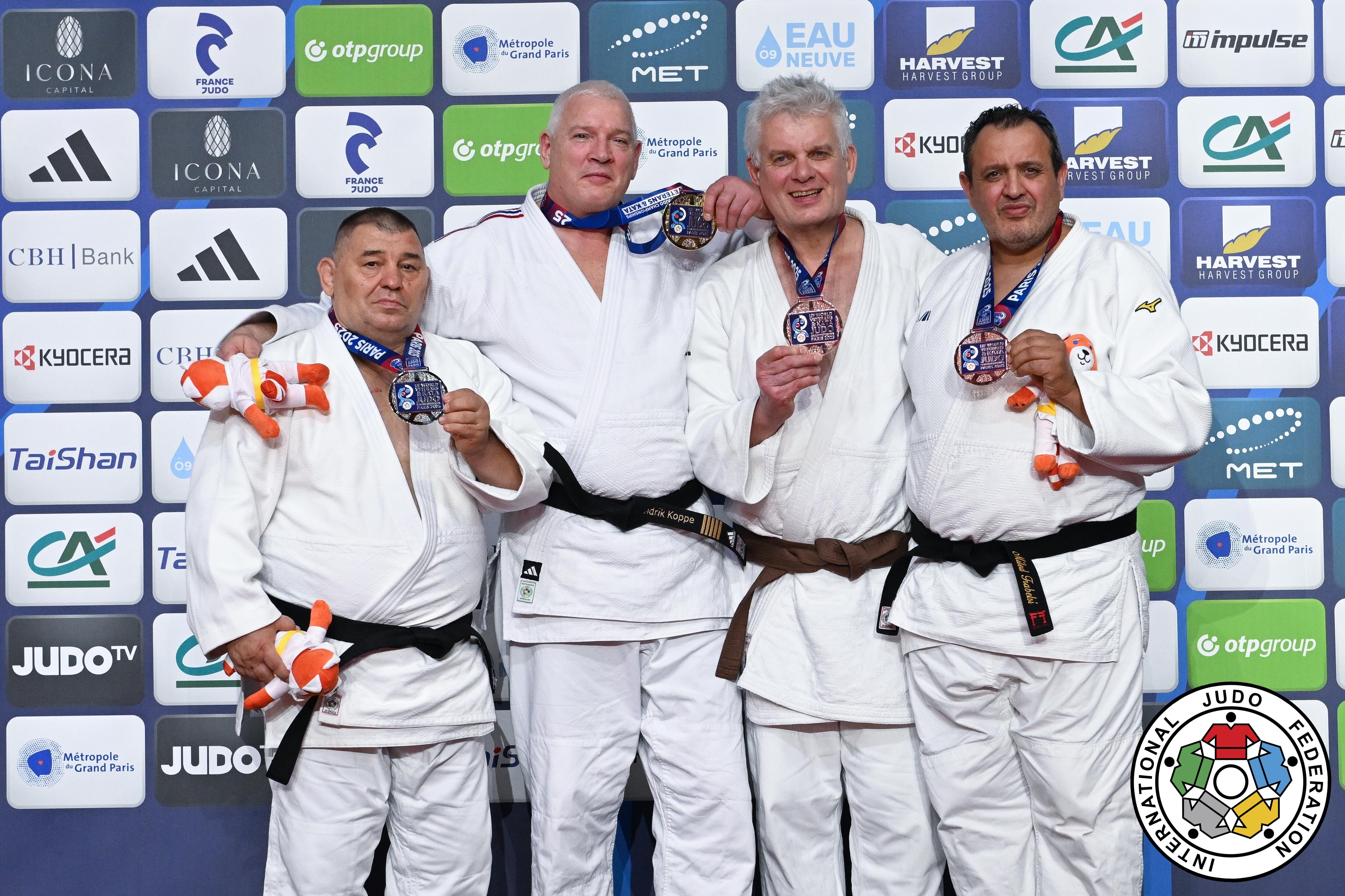 6_11-42-1762451975-1762451975